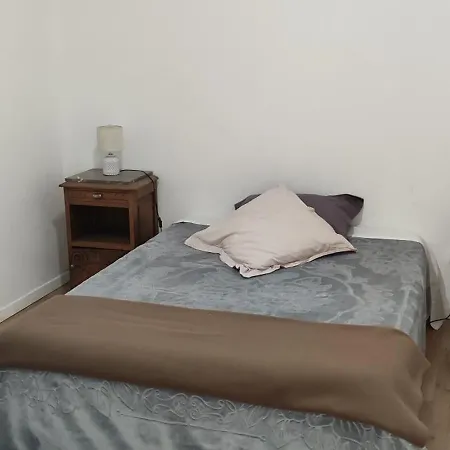 La maison est dans le pré *