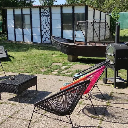La maison est dans le pré